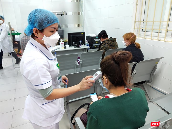 Nhân viên y tế kiểm tra nhiệt độ cho bệnh nhân (Ảnh - Minh Thuý) Nhân viên y tế kiểm tra nhiệt độ cho bệnh nhân (Ảnh - Minh Thuý)