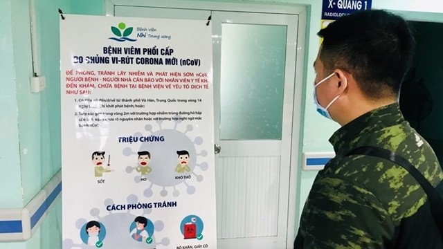 Người nhà bệnh nhân được phát khẩu trang và được thông tin cách phòng, tránh bệnh viêm đường hô hấp cấp do nCoV tại Bệnh viện Nhi Trung ương. Ảnh: Thái Bình