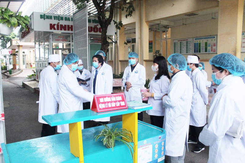 PGS.TS. Lương Ngọc Khuê kiểm tra khu vực hướng dẫn khám bệnh lý hô hấp cấp tính cho bệnh nhân. Ảnh: Lê Hảo PGS.TS. Lương Ngọc Khuê kiểm tra khu vực hướng dẫn khám bệnh lý hô hấp cấp tính cho bệnh nhân. Ảnh: Lê Hảo