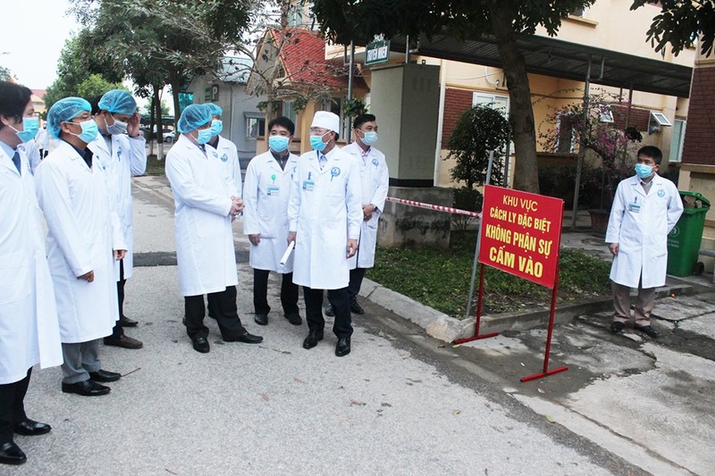 Đoàn làm việc của Bộ Y tế kiểm tra khu vực cách ly đặc biệt. Ảnh: Lê Hảo Đoàn làm việc của Bộ Y tế kiểm tra khu vực cách ly đặc biệt. Ảnh: Lê Hảo