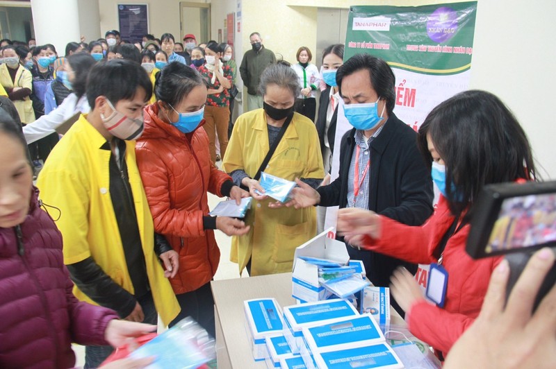 Bệnh nhân và người nhà bệnh nhân xếp hàng để nhận khẩu trang miễn phí. Ảnh: BVCC