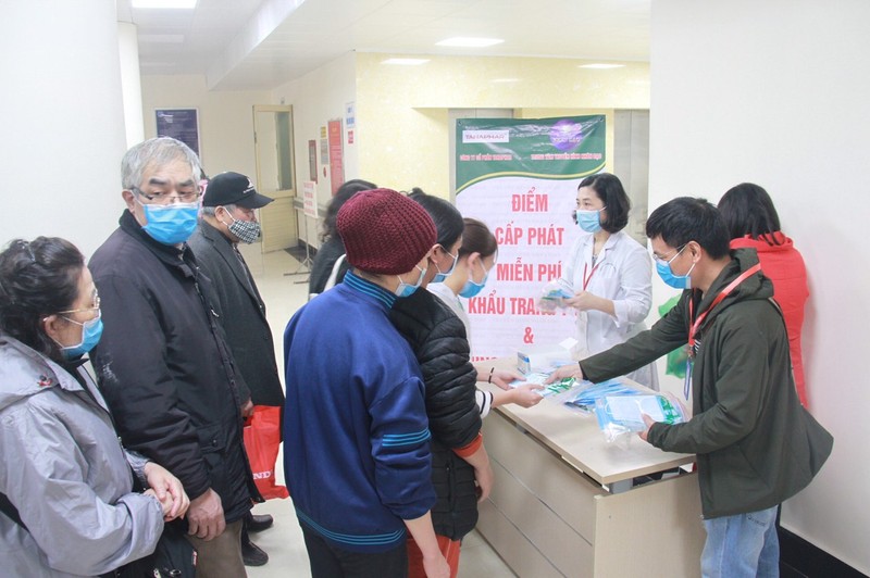 Điểm phát miễn phí khẩu trang tại Bệnh viện Hữu Nghị. Ảnh: BVCC