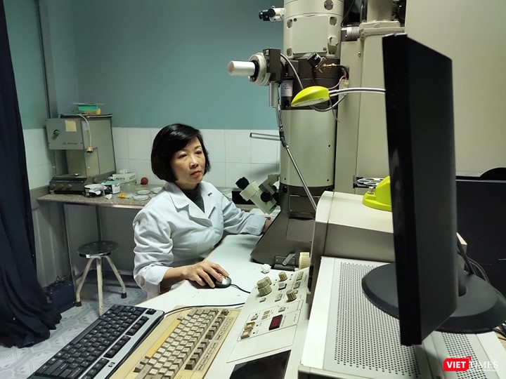 Nghiên cứu virus Corona trong phòng thí nghiệm của Viện Vệ sinh Dịch tễ Trung ương. Ảnh: Minh Thúy