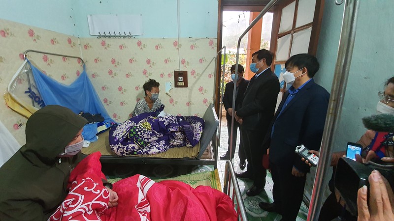 Thứ trưởng thăm người bệnh trong khu vực cách ly. Ảnh: Tuấn Dũng Thứ trưởng thăm người bệnh trong khu vực cách ly. Ảnh: Tuấn Dũng