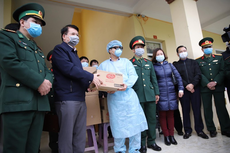 Thứ trưởng Bộ Y tế Trương Quốc Cường trao tặng khẩu trang và xà phòng cho các cán bộ, nhân viên Cửa khẩu quốc tế Lào Cai - Hà Khẩu và Trường Quân sự tỉnh. Ảnh: Thao Nguyen Thứ trưởng Bộ Y tế Trương Quốc Cường trao tặng khẩu trang và xà phòng cho các cán bộ, nhân viên Cửa khẩu quốc tế Lào Cai - Hà Khẩu và Trường Quân sự tỉnh. Ảnh: Thao Nguyen