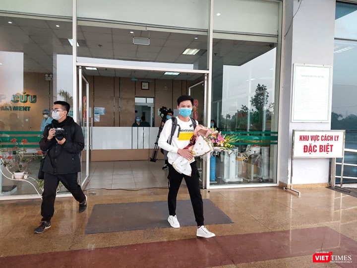 Một trong 3 bệnh nhân nhiễm nCoV điều trị khỏi bệnh được xuất viện về nhà. Ảnh: Minh Thúy Một trong 3 bệnh nhân nhiễm nCoV điều trị khỏi bệnh được xuất viện về nhà. Ảnh: Minh Thúy