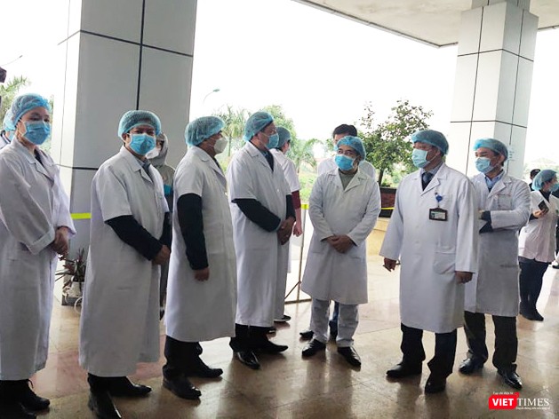 Thứ trưởng Bộ Y tế Đỗ Xuân Tuyên tại Bệnh viện Bệnh Nhiệt đới Trung ương cơ sở 2. Ảnh: Minh Thúy Thứ trưởng Bộ Y tế Đỗ Xuân Tuyên tại Bệnh viện Bệnh Nhiệt đới Trung ương cơ sở 2. Ảnh: Minh Thúy