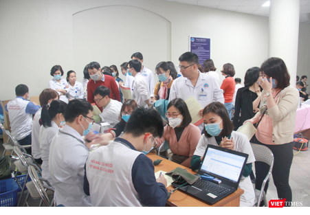 Nhập mô tả ảnhCác y, bác sĩ tham gia hiến máu tại Bệnh viện Hữu Nghị. Ảnh: TT Nhập mô tả ảnhCác y, bác sĩ tham gia hiến máu tại Bệnh viện Hữu Nghị. Ảnh: TT