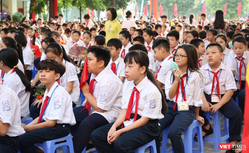 Học sinh tiểu học chào cờ vào sáng thứ 2. Ảnh: Minh Thúy 