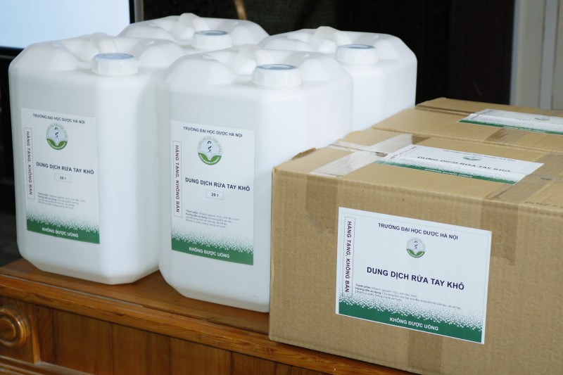 Dung dịch nước rửa tay khô của Trường Đại học Dược Hà Nội. Ảnh: Thế Anh Dung dịch nước rửa tay khô của Trường Đại học Dược Hà Nội. Ảnh: Thế Anh