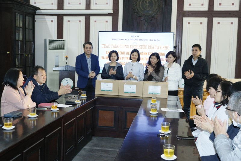 Ban giám hiệu Trường Đại học Dược Hà Nội trao tặng dung dịch nước rửa tay khô cho các đơn vị. Ảnh: Thế Anh Ban giám hiệu Trường Đại học Dược Hà Nội trao tặng dung dịch nước rửa tay khô cho các đơn vị. Ảnh: Thế Anh