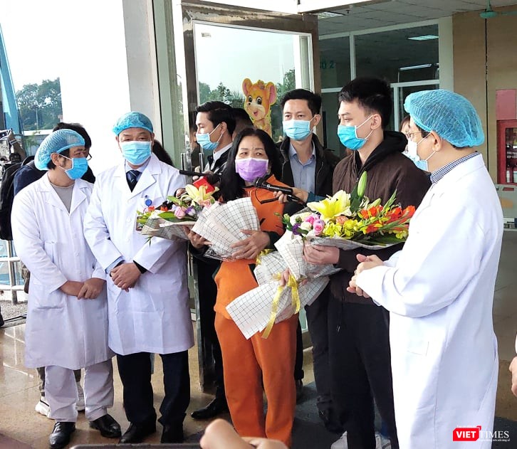 2 bệnh nhân mắc COVID-19 hoàn toàn khỏe mạnh trong ngày ra viện. Ảnh: Minh Thúy 2 bệnh nhân mắc COVID-19 hoàn toàn khỏe mạnh trong ngày ra viện. Ảnh: Minh Thúy