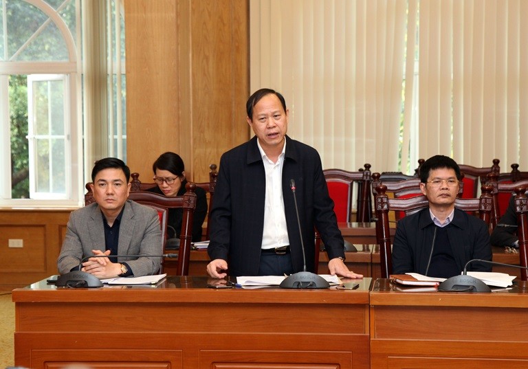 Ông Đinh Ngọc Khoa – Giám đốc Công an tỉnh Vĩnh Phúc (ở giữa, áo khoác đen, sơ mi trắng). Ảnh: Cổng TTĐT Vĩnh Phúc Ông Đinh Ngọc Khoa – Giám đốc Công an tỉnh Vĩnh Phúc (ở giữa, áo khoác đen, sơ mi trắng). Ảnh: Cổng TTĐT Vĩnh Phúc