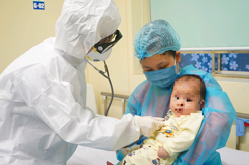 Mẹ và bé 3 tháng tuổi mắc COVID-19 được chăm sóc, điều trị tại bệnh viện. Ảnh: BV Nhi Trung ương Mẹ và bé 3 tháng tuổi mắc COVID-19 được chăm sóc, điều trị tại bệnh viện. Ảnh: BV Nhi Trung ương