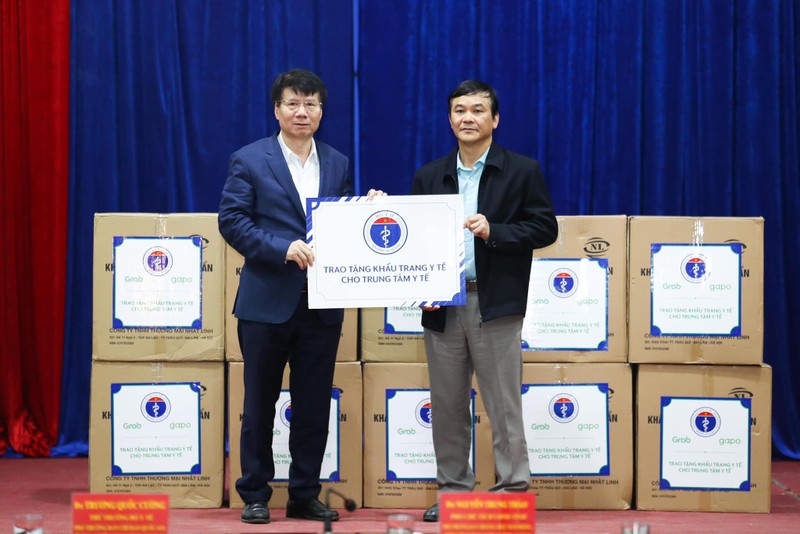 Thứ trưởng Bộ Y tế trao tặng 45.000 khẩu trang y tế cho 9 trung tâm y tế huyện, 5.000 khẩu trang y tế cho Bộ đội biên phòng tại Cửa khẩu Trà Lĩnh. Ảnh: Thao Nguyen Thứ trưởng Bộ Y tế trao tặng 45.000 khẩu trang y tế cho 9 trung tâm y tế huyện, 5.000 khẩu trang y tế cho Bộ đội biên phòng tại Cửa khẩu Trà Lĩnh. Ảnh: Thao Nguyen