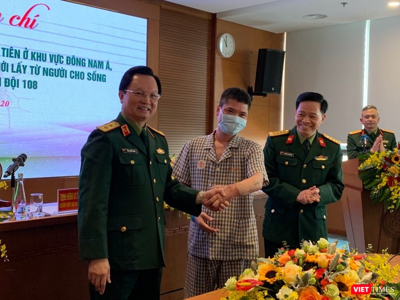 Bệnh nhân bắt tay GS. TS. TTND. Mai Hồng Bàng bằng cánh tay được ghép thành công (Ảnh: Thanh Hằng) Bệnh nhân bắt tay GS. TS. TTND. Mai Hồng Bàng bằng cánh tay được ghép thành công (Ảnh: Thanh Hằng)