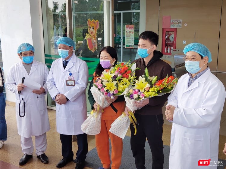 2 bệnh nhân mắc COVID-19 điều trị khỏi bệnh và ra viện ngày 18/2. Ảnh: Minh Thúy