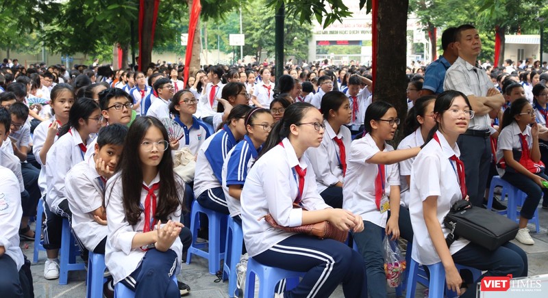 Học sinh trong buổi chào cờ. Ảnh: Minh Thúy 