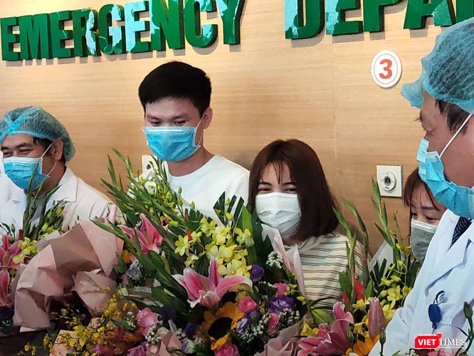 3 bệnh nhân mắc COVID-19 khỏi bệnh, xuất viện vào ngày 10/2. Ảnh: Minh Thúy 3 bệnh nhân mắc COVID-19 khỏi bệnh, xuất viện vào ngày 10/2. Ảnh: Minh Thúy