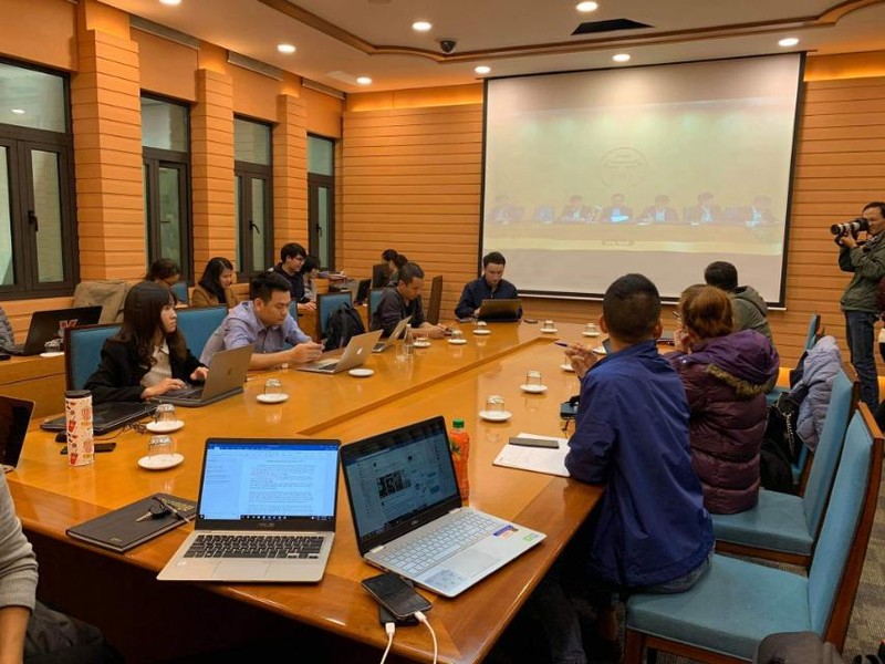 Báo chí theo dõi trực tuyến cuộc họp khẩn thông tin về tình hình dịch trong đêm tại trụ sở UBND TP. Hà Nội. Ảnh: Khôi Việt