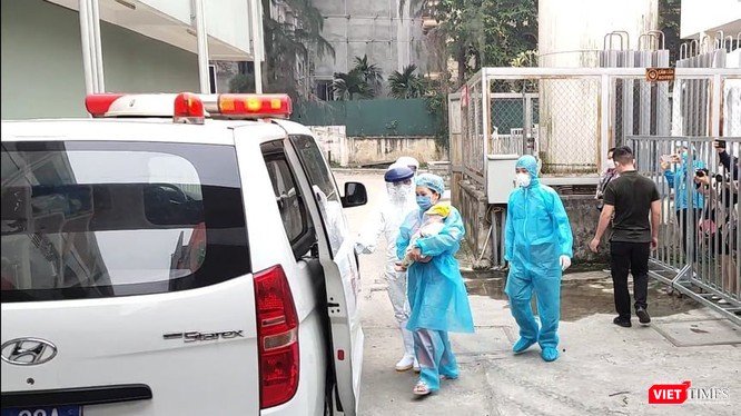 Bé gái 3 tháng tuổi mắc COVID-19 khỏe mạnh xuất viện về Vĩnh Phúc ngày 20/2. Ảnh: Minh Thúy Bé gái 3 tháng tuổi mắc COVID-19 khỏe mạnh xuất viện về Vĩnh Phúc ngày 20/2. Ảnh: Minh Thúy