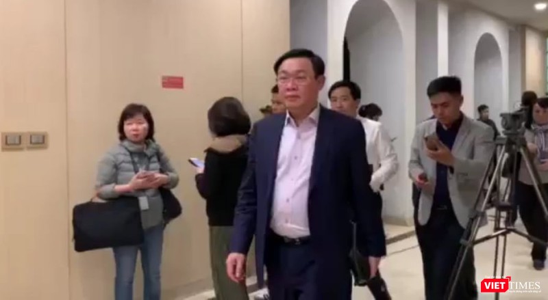 Ông Vương Đình Huệ - Bí thư Thành ủy Hà Nội sau cuộc họp. Ảnh: Khôi Việt Ông Vương Đình Huệ - Bí thư Thành ủy Hà Nội sau cuộc họp. Ảnh: Khôi Việt