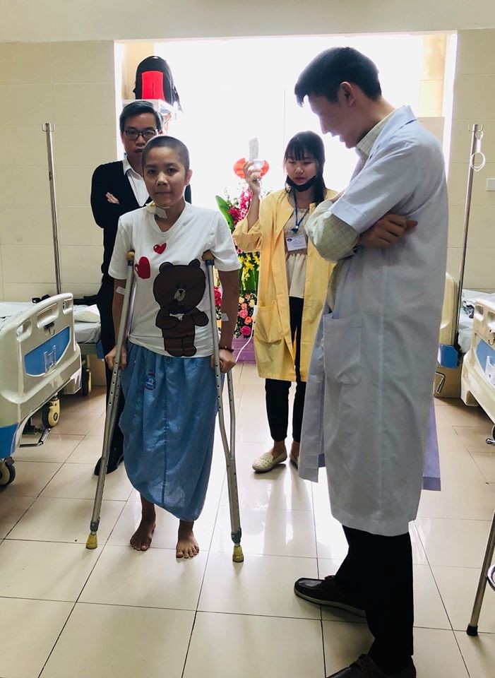 Những bước đi đầu tiên sau phẫu thuật của bệnh nhân H. Ảnh: Sơn Tùng