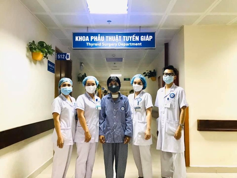 Chị T. chụp ảnh lưu niệm cùng các bác sĩ tại khoa phẫu thuật tuyến giáp. Ảnh: BVCC