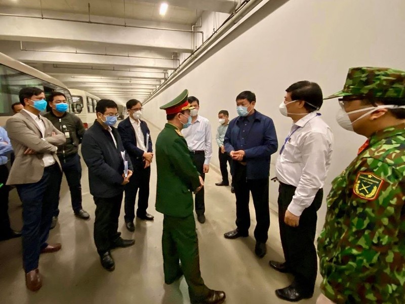 Thứ trưởng Bộ Y tế Đỗ Xuân Tuyên trao đổi về công tác phòng, chống dịch bệnh với các cán bộ tại sân bay. Ảnh: Minh Thư Thứ trưởng Bộ Y tế Đỗ Xuân Tuyên trao đổi về công tác phòng, chống dịch bệnh với các cán bộ tại sân bay. Ảnh: Minh Thư