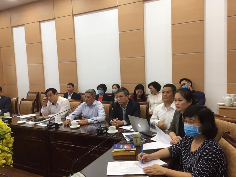 Các chuyên gia cùng hội chẩn ccho 2 bệnh nhân mắc COVID-19. Ảnh: Lê Hảo - BYT