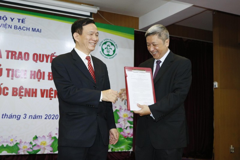 Thứ trưởng Bộ Y tế Nguyễn Trường Sơn trao quyết định Quyền Chủ tịch Hội đồng quản lý cho GS.TS. Ngô Quý Châu. Ảnh: Thế Anh