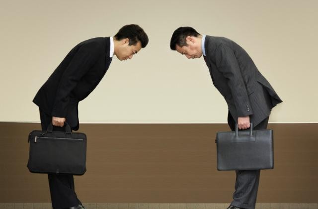 Cúi đầu chào. Ảnh: Internet Cúi đầu chào. Ảnh: Internet