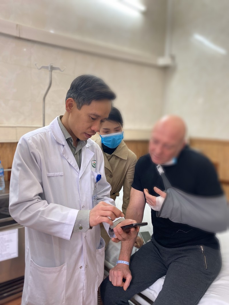 PGS.TS. Nguyễn Mạnh Khánh - Phó Viện trưởng Viện Chấn thương chỉnh hình, Trưởng khoa Phẫu thuật Chi trên và Y học thể thao, Bệnh viện Hữu nghị Việt Đức kiểm tra tình hình bệnh nhân sau phẫu thuật. Ảnh: BVCC