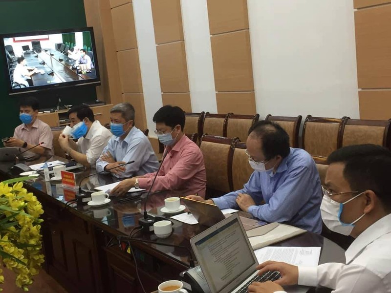 Thứ trưởng Bộ Y tế Nguyễn Trường Sơn cùng các chuyên gia tiến hành xem xét, đánh giá quá trình điều trị COVID-19.