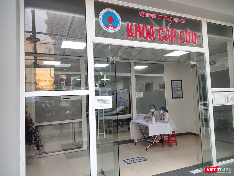 Khoa Cấp cứu, Bệnh viện Hữu Nghị tổ chức tiêp đón, sàng lọc bệnh nhân ngay khi nhập viện. Ảnh: Minh Thúy