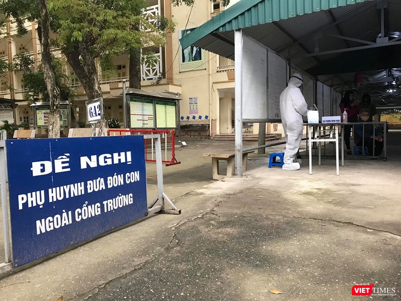 Trạm xét nghiệm nhanh COVID-19 tại Trường THCS Đống Đa. Ảnh: Minh Thúy Trạm xét nghiệm nhanh COVID-19 tại Trường THCS Đống Đa. Ảnh: Minh Thúy