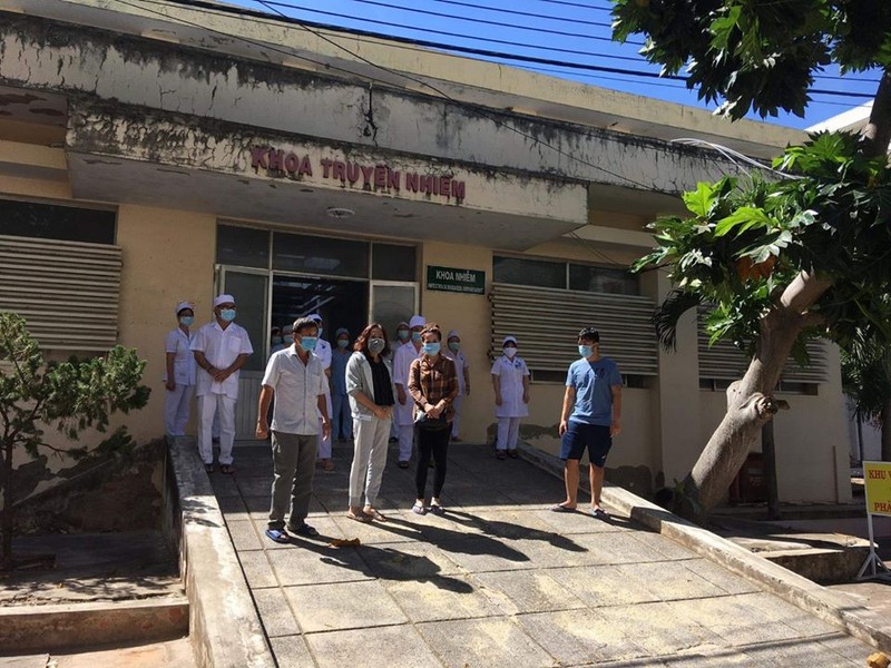 Các bệnh nhân mắc COVID-19 trong ngày công bố khỏi bệnh tại Bệnh viện Đa khoa tỉnh Bình Thuận. Ảnh: Phạm Hằng Các bệnh nhân mắc COVID-19 trong ngày công bố khỏi bệnh tại Bệnh viện Đa khoa tỉnh Bình Thuận. Ảnh: Phạm Hằng