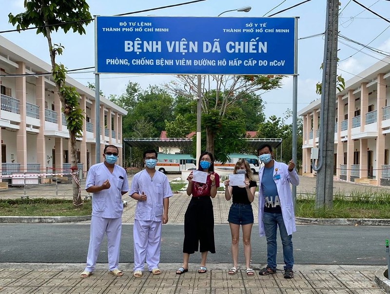 2 bệnh nhân khỏi bệnh tại Bệnh viện dã chiến Củ Chi. Ảnh: Phạm Hằng 2 bệnh nhân khỏi bệnh tại Bệnh viện dã chiến Củ Chi. Ảnh: Phạm Hằng