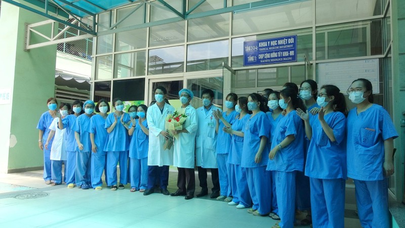 1 bệnh nhân được công bố khỏi bệnh tại Bệnh viện Đà Nẵng. Ảnh: Phạm Hằng 1 bệnh nhân được công bố khỏi bệnh tại Bệnh viện Đà Nẵng. Ảnh: Phạm Hằng