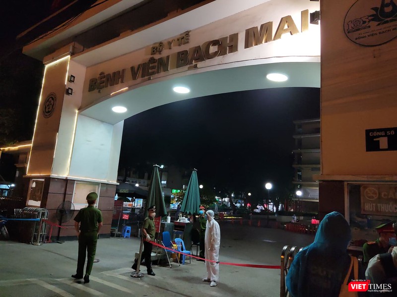 Bệnh viện Bạch Mai đêm 11/4 trước giờ gỡ phong tỏa. Ảnh: Minh Thúy