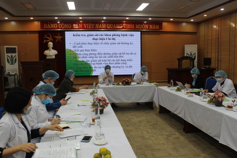 PGS.TS. Lương Ngọc Khuê cùng đoàn công tác của Bộ Y tế làm việc tại Bệnh viện. Ảnh: Lê Hảo