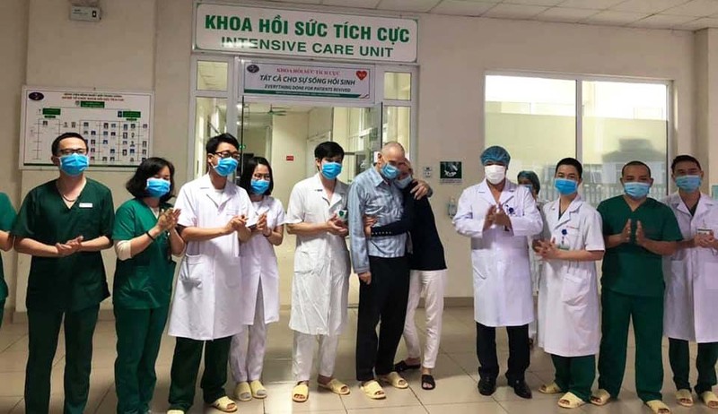 Các bác sĩ tại khoa Hồi sức tích cực chúc mừng bệnh nhân 23 cùng vợ (bệnh nhân 24) đã khỏi bệnh. Ảnh: BVCC