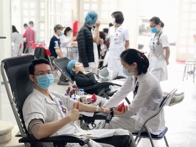Nhập mô tả ảnhBác sĩ tại Bệnh viện Hữu Nghị hiến máu. Ảnh: BVCC Nhập mô tả ảnhBác sĩ tại Bệnh viện Hữu Nghị hiến máu. Ảnh: BVCC