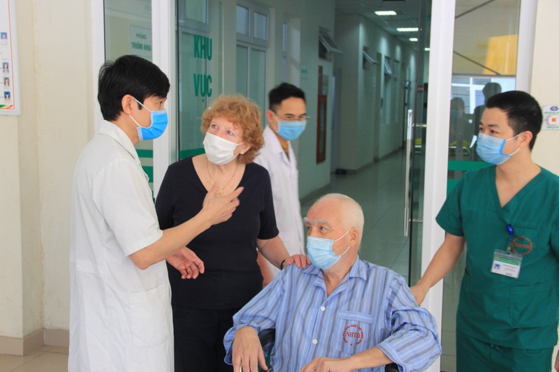 Vợ chồng bệnh nhân 24 mắc COVID-19 khỏi bệnh. Ảnh: BVCC Vợ chồng bệnh nhân 24 mắc COVID-19 khỏi bệnh. Ảnh: BVCC