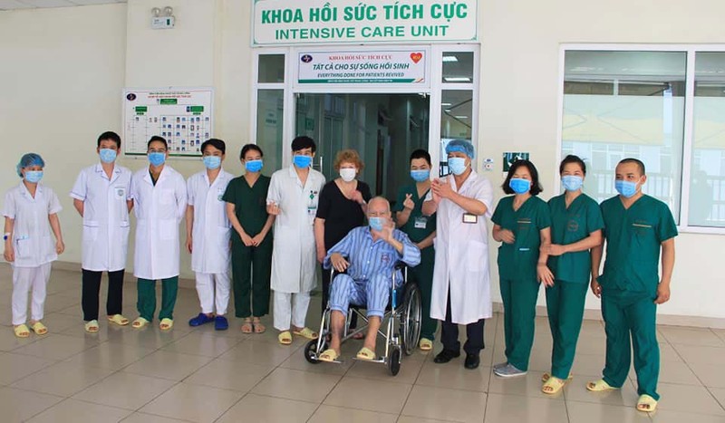 Các bác sĩ tại khoa Hồi sức tích cực chúc mừng vợ chồng bệnh nhân 24 khỏi bệnh. Ảnh: BVCC