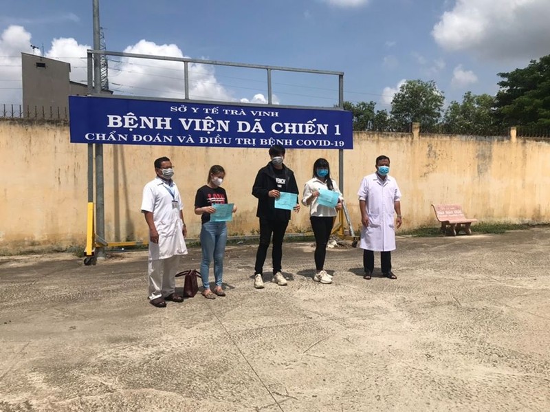 3 bệnh nhân mắc COVID-19 được công bố khỏi bệnh tại Bệnh viện Lao và Bệnh Phổi Trà Vinh. Ảnh: Phạm Hằng 3 bệnh nhân mắc COVID-19 được công bố khỏi bệnh tại Bệnh viện Lao và Bệnh Phổi Trà Vinh. Ảnh: Phạm Hằng