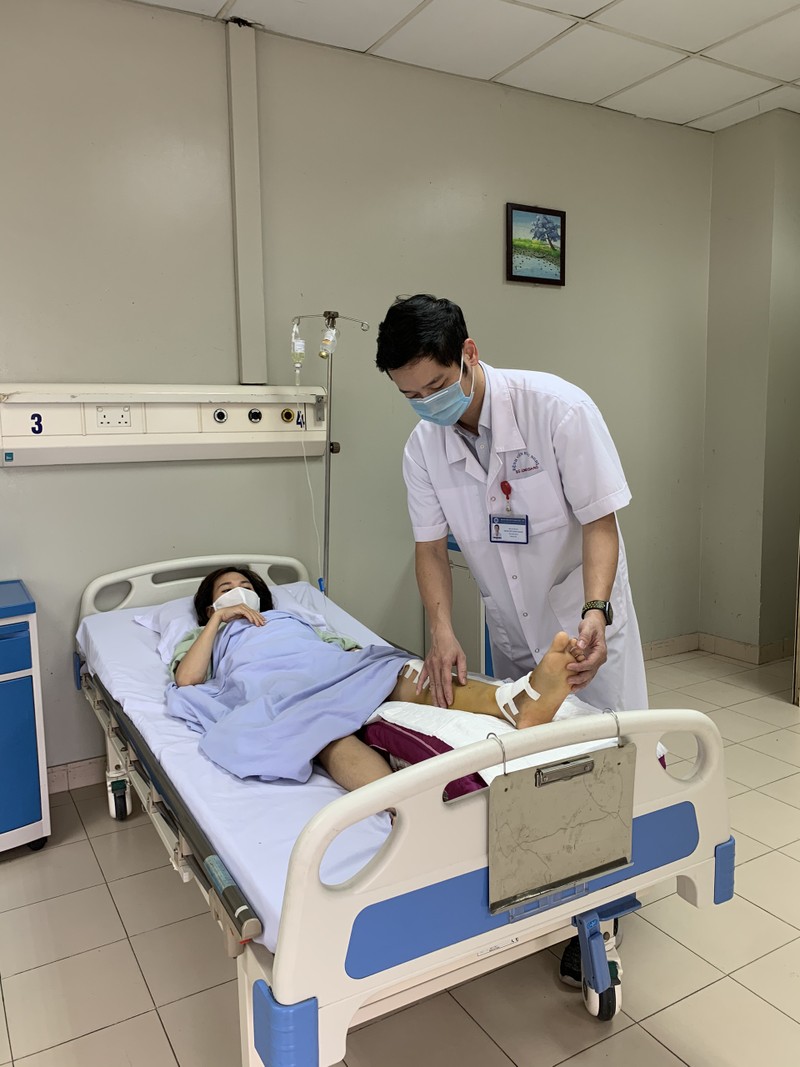 BS. Trần Cửu Long Giang thăm khám cho bệnh nhân sau phẫu thuật. Ảnh: BVCC