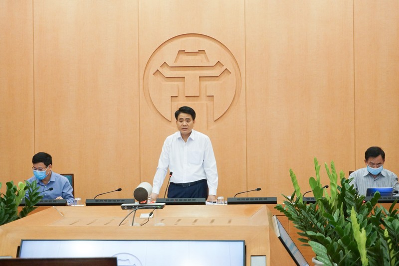 Chủ tịch Hà Nội chỉ đạo các đơn vị tăng cường kiểm tra, rà soát các cửa hàng không thiết yếu mở cửa vi phạm quy định. Ảnh: Nguyễn Khánh