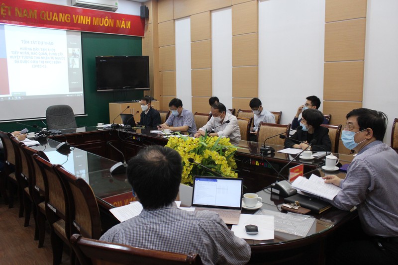 Cuộc họp Hội đồng chuyên môn nghiệm thu Hướng dẫn tạm thời về tiếp nhận và sử dụng huyết tương trong điều trị COVICD-19 (Ảnh: Lê Hảo)