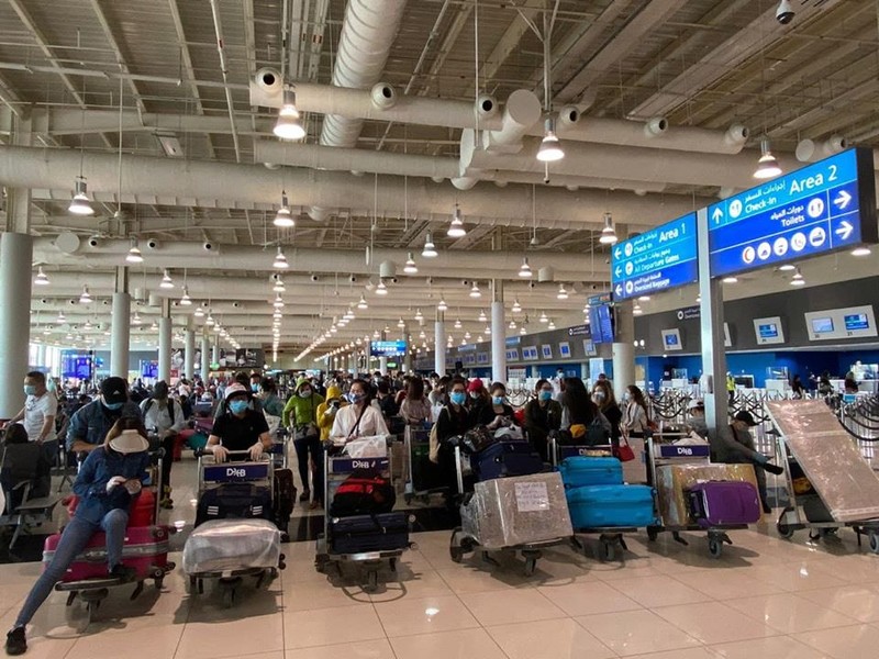 Từ sớm nhiều hành khách đã đến sân bay Dubai để kịp chuyến bay. Ảnh: Đình Anh Từ sớm nhiều hành khách đã đến sân bay Dubai để kịp chuyến bay. Ảnh: Đình Anh
